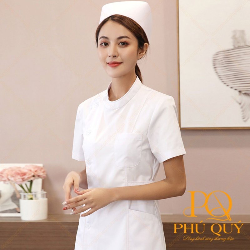 Điều dưỡng nữ mặc áo trắng tay ngắn và mũ y tá
