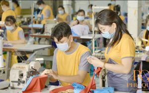 Công nhân may áo trên chuyền tại xưởng