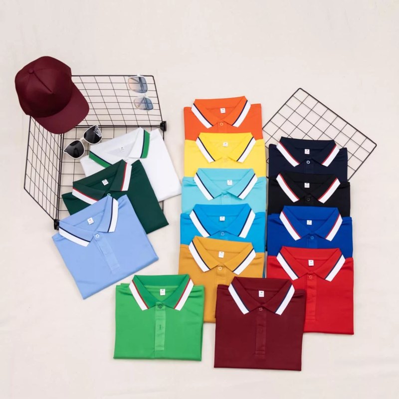 Áo polo may sẵn nhiều màu xếp cạnh nón đồng màu