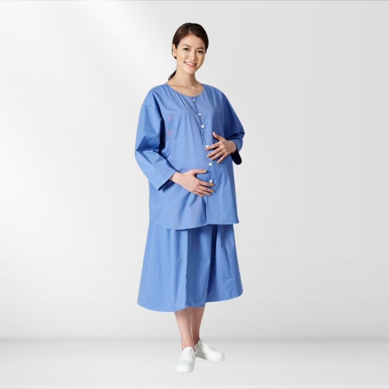 Sản phụ mặc bộ áo váy màu xanh dương cài nút phía trước
